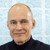 Le pionnier de l'énergie solaire Bertrand Piccard veut remettre ça : après son tour du monde en avion solaire il y a sept ans, le Suisse veut à nouveau faire le tour du monde en 2028 - cette fois-ci avec un avion fonctionnant à l'hydrogène et en neuf jours. (Photo d'archives) Keystone/SALVATORE DI NOLFI